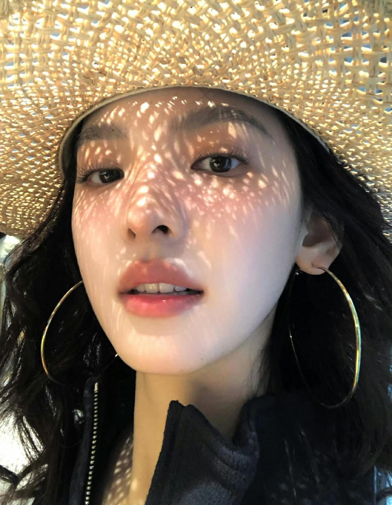 章若楠这张脸真的好好看，五官也说不上标致，但合在一起就是好看，比浓颜要耐看很多，