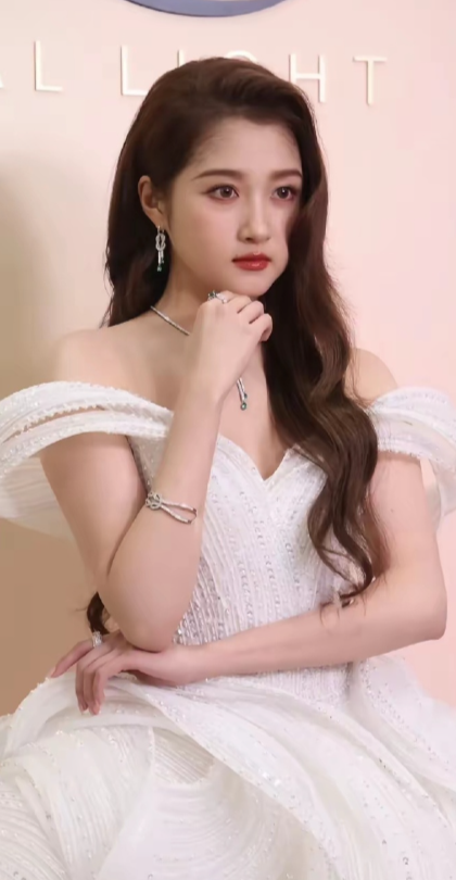 仔细看看关晓彤，才发现…她的脸上是有很多痣的​​​