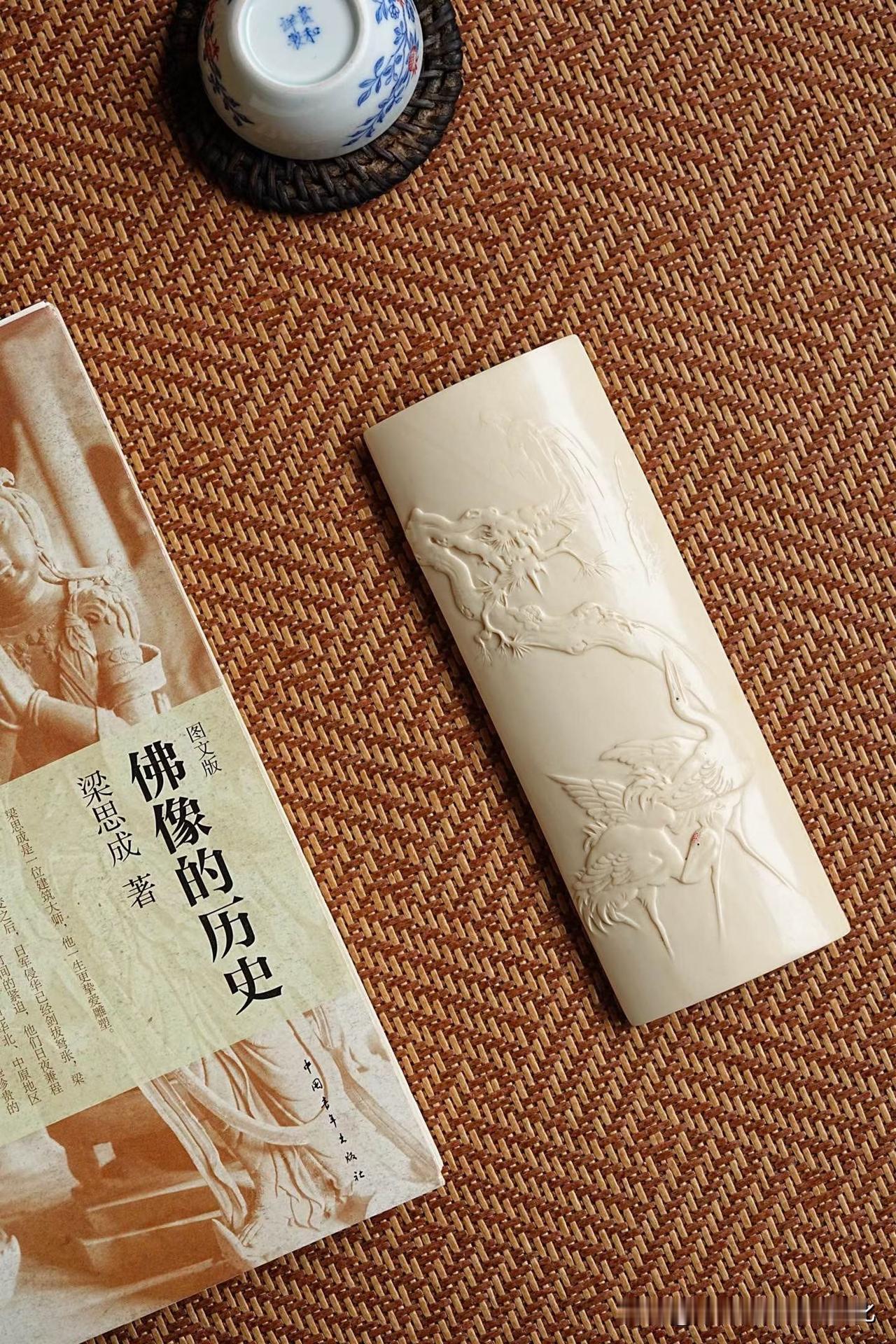 猛犸象牙｜松鹤延年有些题材，看多了容易俗，但这件却安静得很干净。牙色温润