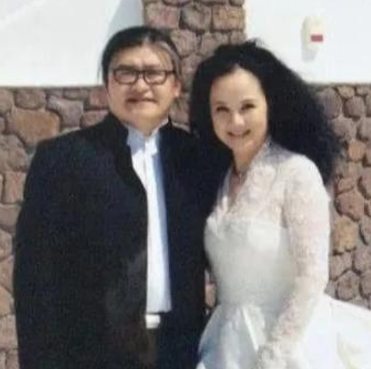 1987年，刘欢一见钟情于主持人卢璐，两人认识仅9天，刘欢便向她求婚成功，当他去