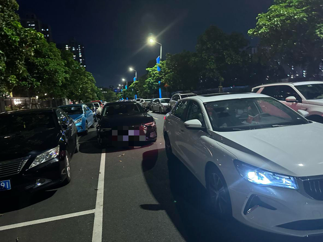 大晚上倒车撞到豪车了怎么办黑色的奥迪A6L，时间在晚上，因为断头路无法掉头，一