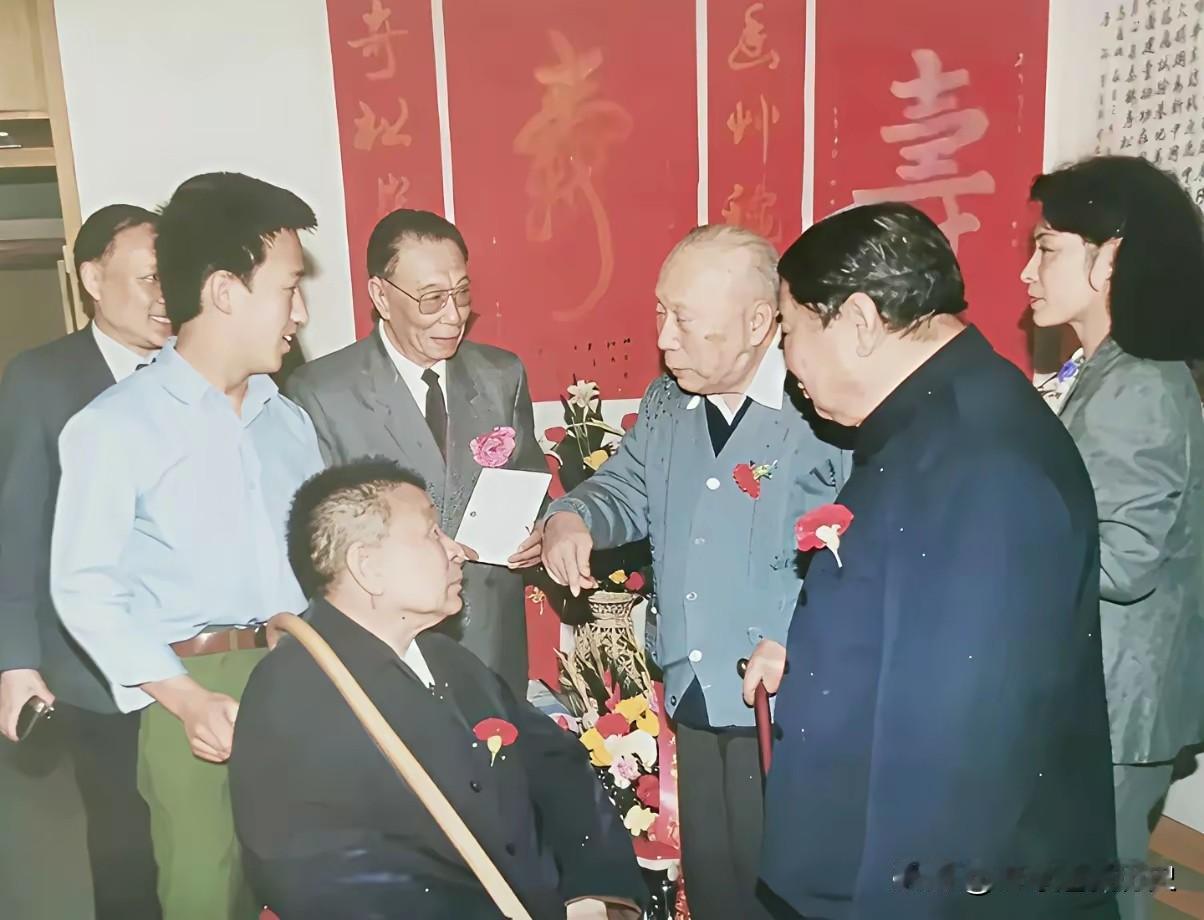 这张照片定格了1991年，陈士榘将军82岁生日的病房一幕。病榻上的将军手拄拐杖