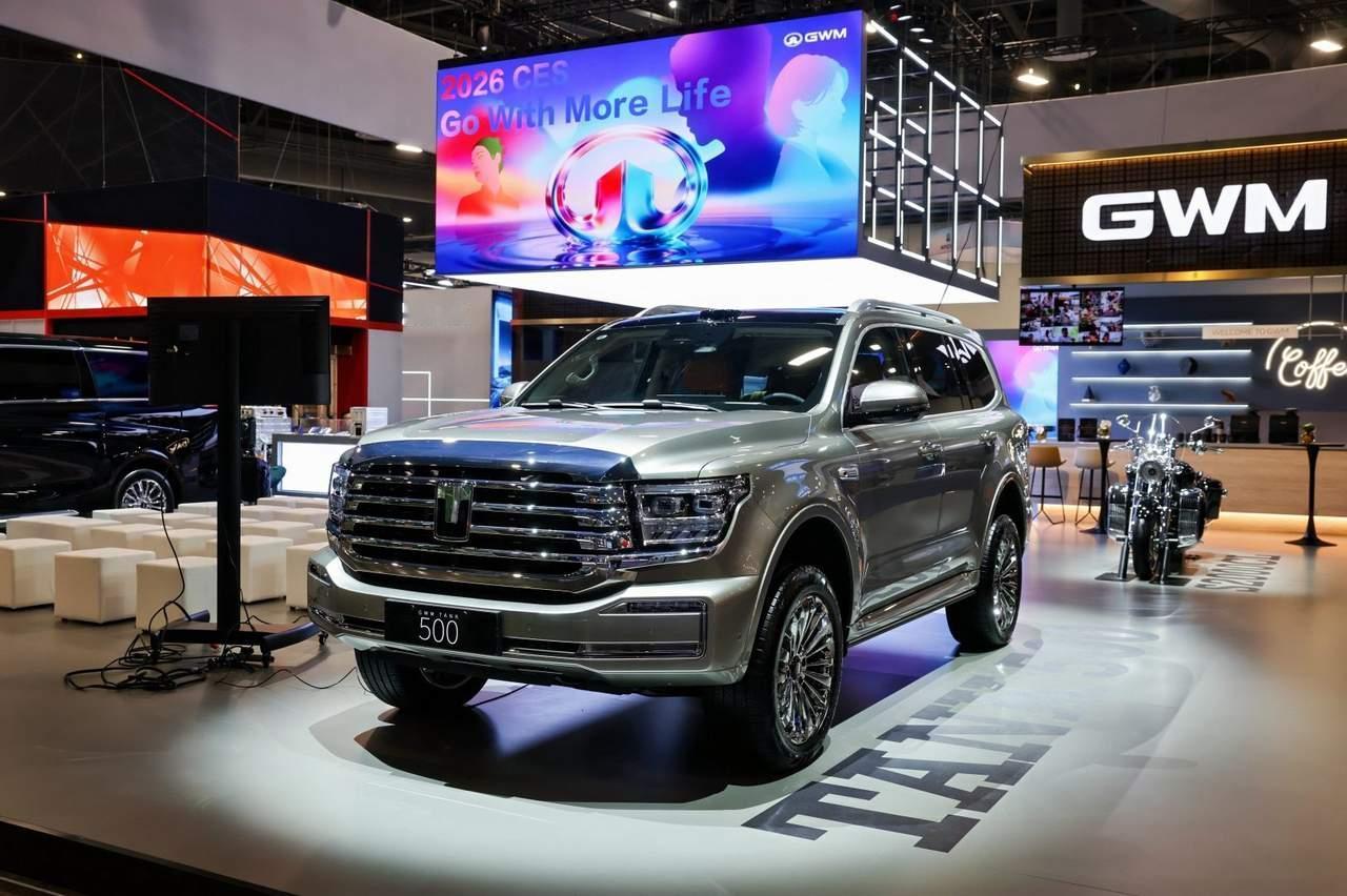 长城汽车终于给老外上了一课。在拉斯维加斯CES展台上，好多老外围在那儿举着手机