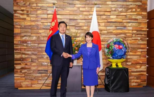 两件大事在同一天发生。蒙古总理乌奇尔勒到访日本，和首相高市早苗举行会谈。就在当天