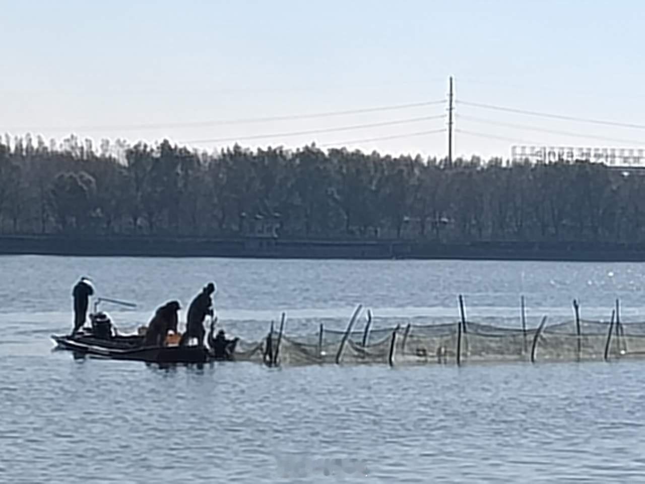 局长真的挺狠心！辽宁鲅鱼圈海域有渔船侧翻，因为船员资质不合格，有人不具备船员