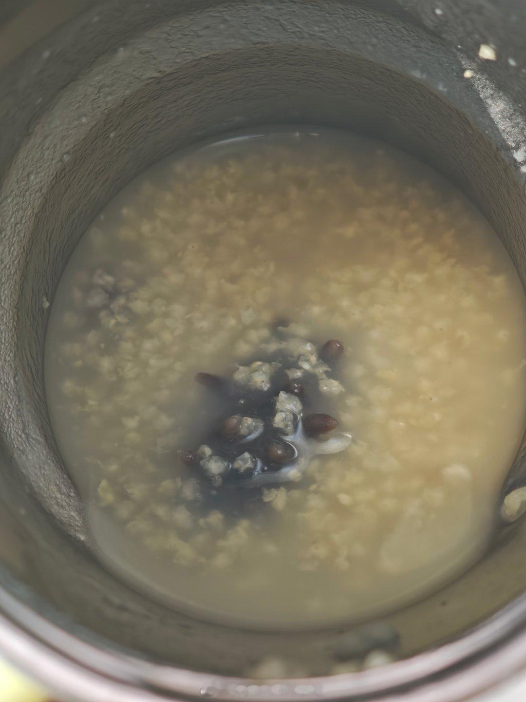 什么家庭用海参煲小米粥啊一开始还以为我妈给我的保温杯里装的只是小米粥~一口就嚼了