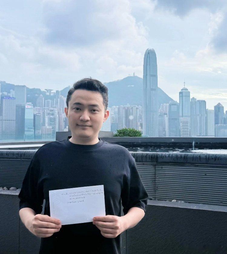 谁说孙宇晨离开香港的不久后他在平台上就晒出带有维多利亚港和IFC背景的照片回