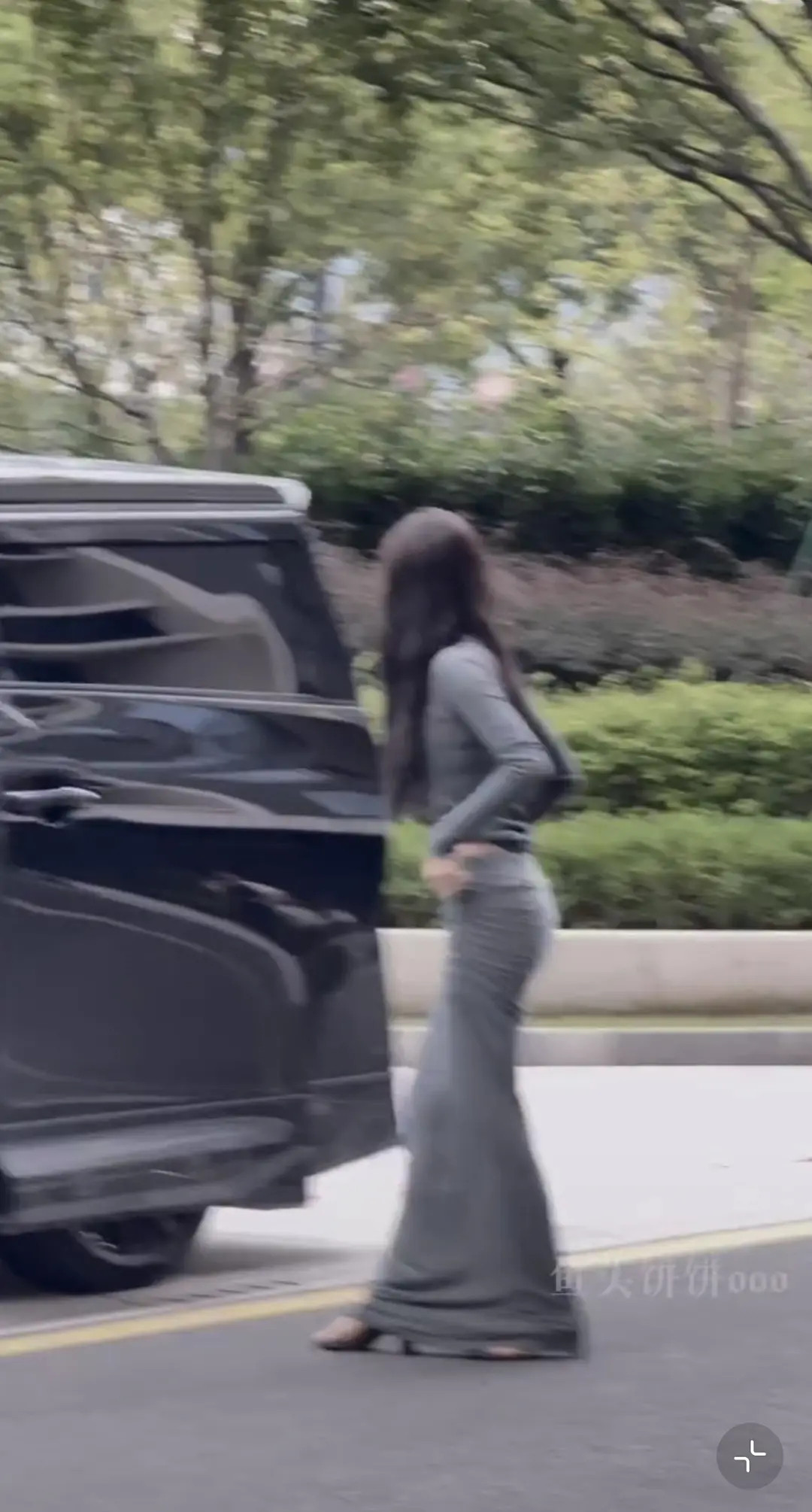 虞书欣这衣服走路真的不会给自己绊倒吗？​​​
