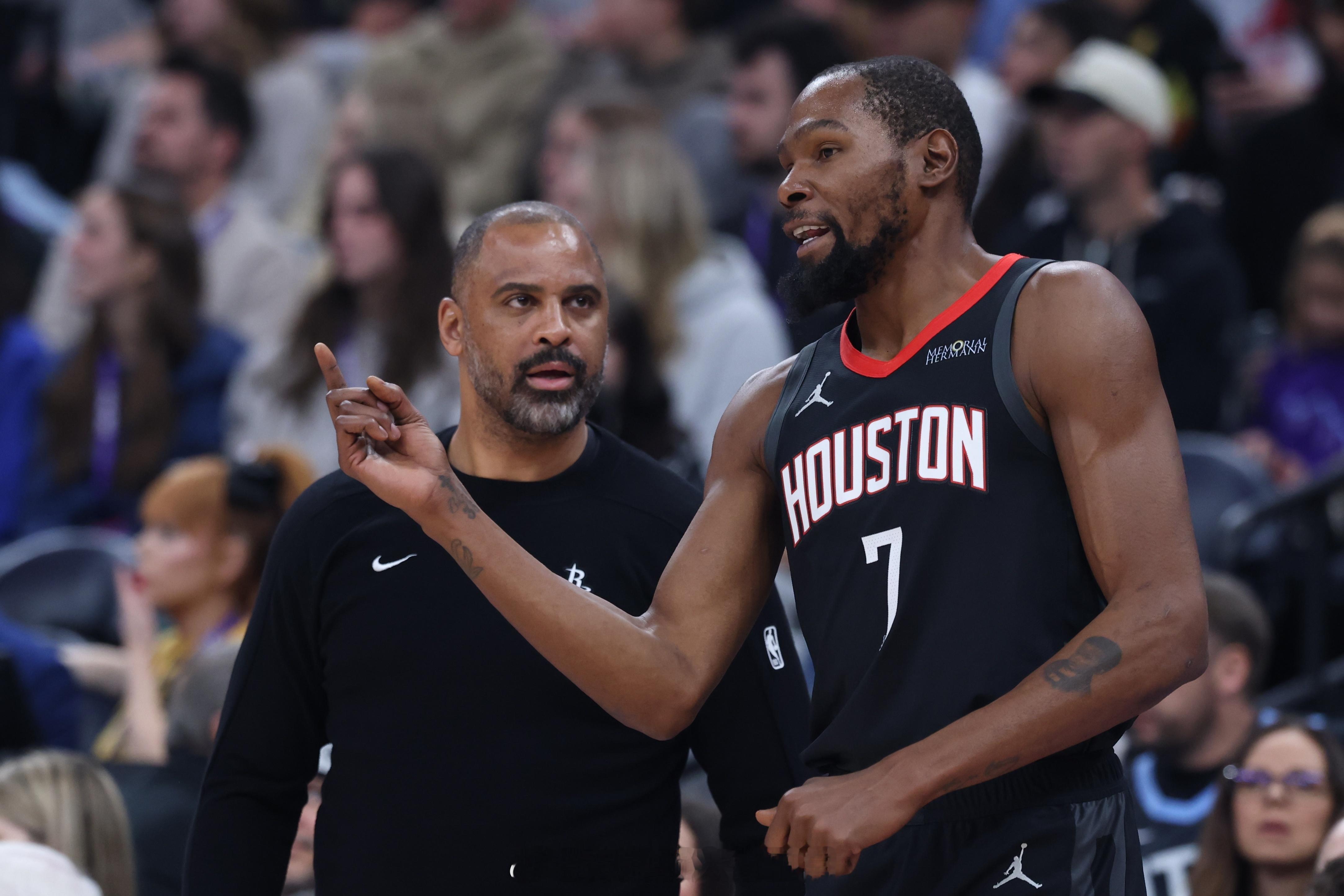 记者：“第四节到底出了什么问题，让他们得以追回比分，并最终把比赛拖入加时。”乌度