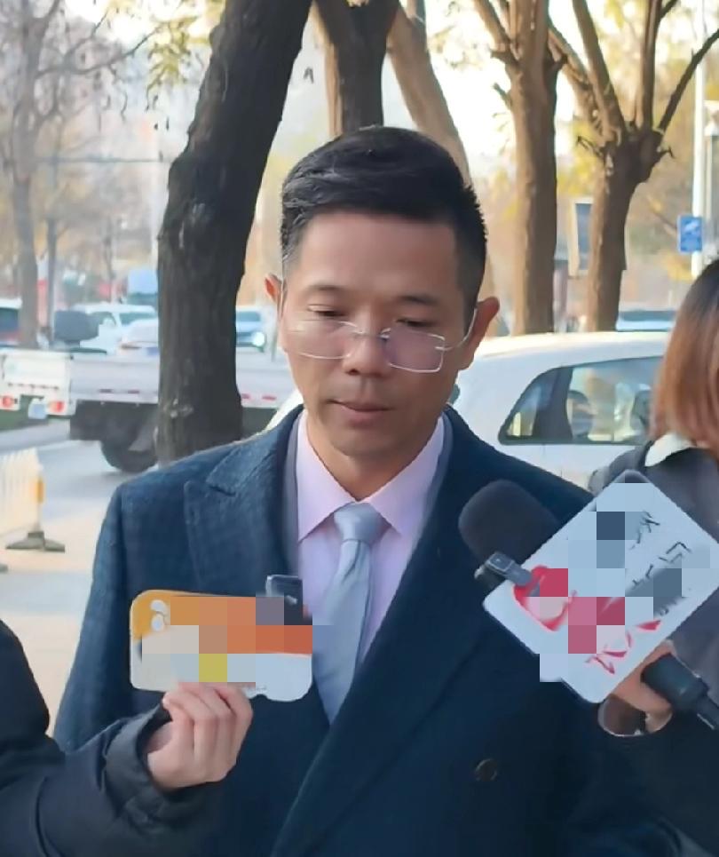 天呐！李圣律师下班竟遭三名男子围殴致三根肋骨骨折，太让人揪心了！原来这仨人是受雇