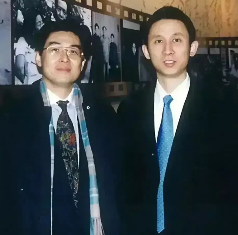 李敏儿子与李讷儿子的一张合影，两兄弟英俊帅气，不愧是伟人后代！在一张珍贵而罕