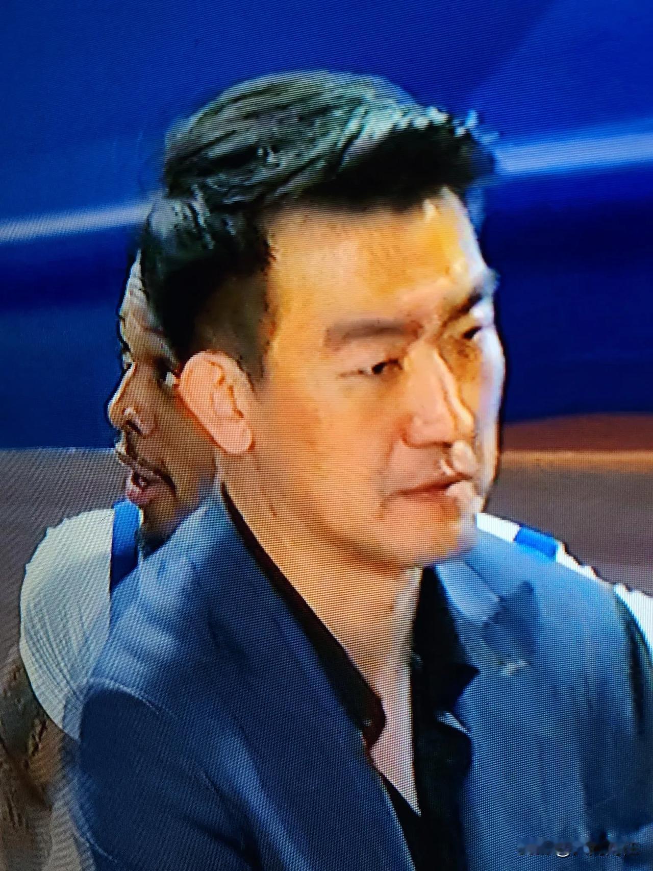 真要为卫冕广厦捏把汗，比分一直落后，苦苦追赶三节半时间，与新疆战至还剩5分钟才扳