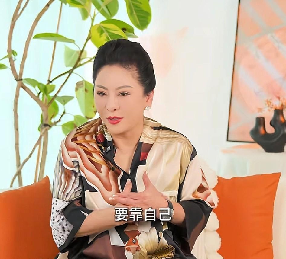 向太：“我觉得女生还是得靠自己，我不是说男人靠不住，我不敢说这个话，但我们要防范
