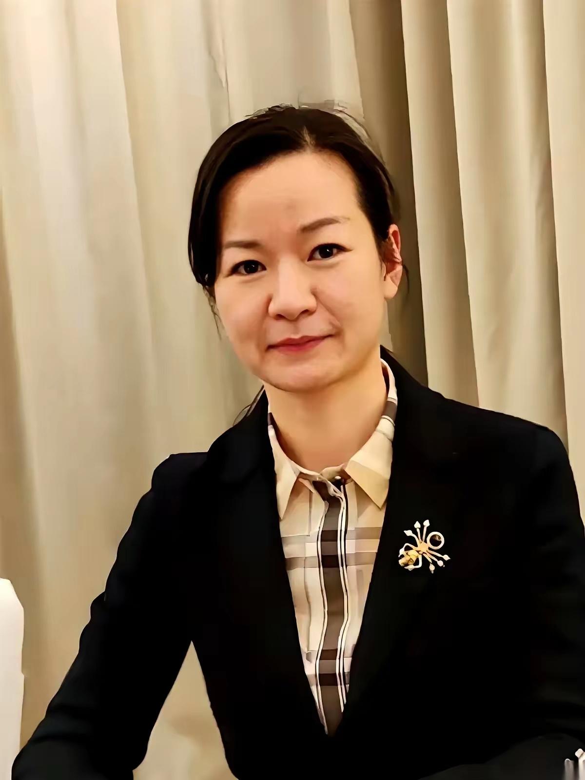 刷到顾妍的新闻，后背真的一阵发凉！47岁的女人，二十年职业生涯从药厂小兵熬到