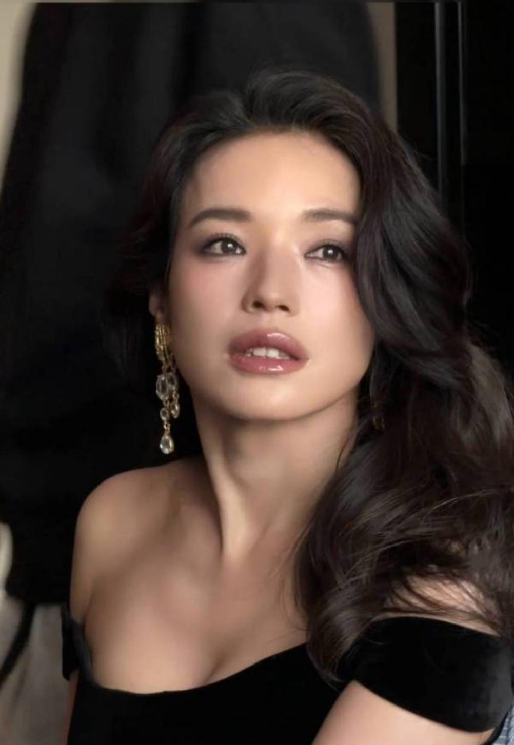 舒淇终于开口了，说她和冯德伦决定不生孩子。不是不想，是真没机会，也真不想将就。