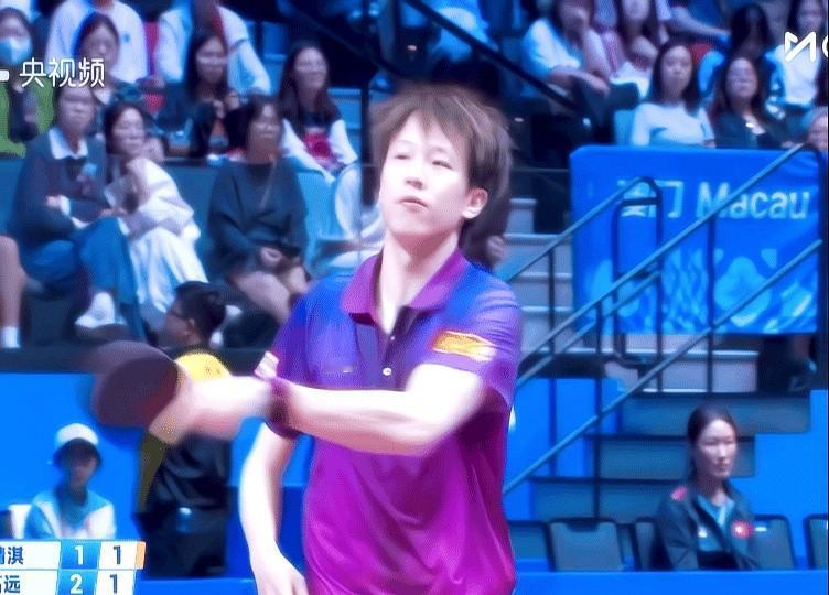 林高远同一天里把球递成两种味道：对王曼昱像递情书，对别人像扔手雷。慢镜头里，