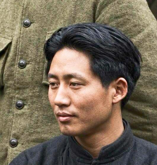 合影前排的青年，日后成了新中国的缔造者。一张老照片，画面不大，留下的人却都不普