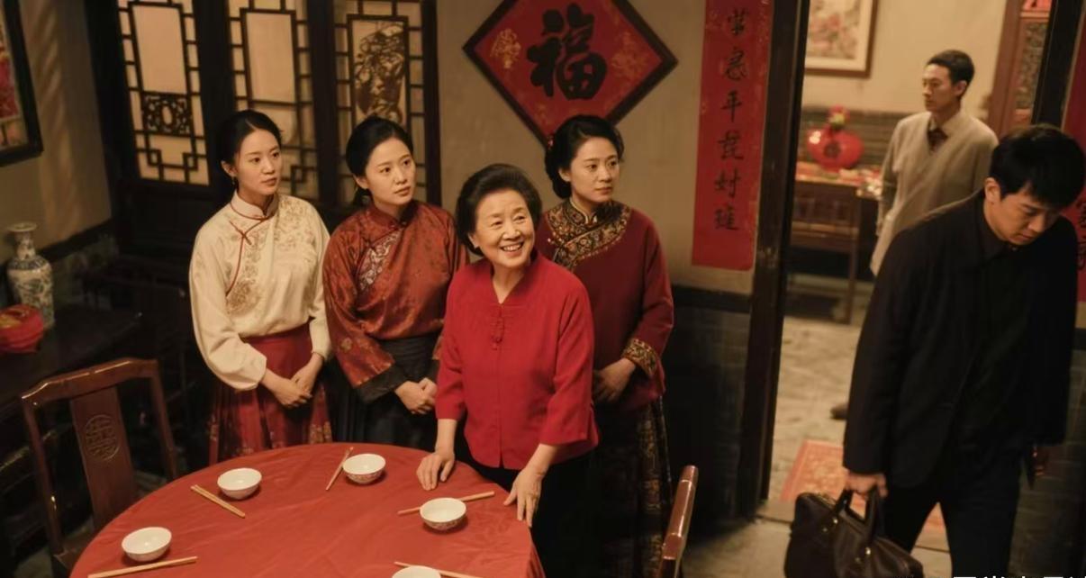 除夕随妻子回娘家，桌上没我碗筷。我拎包就走，次日岳母笑不出来。年夜饭摆了八个菜