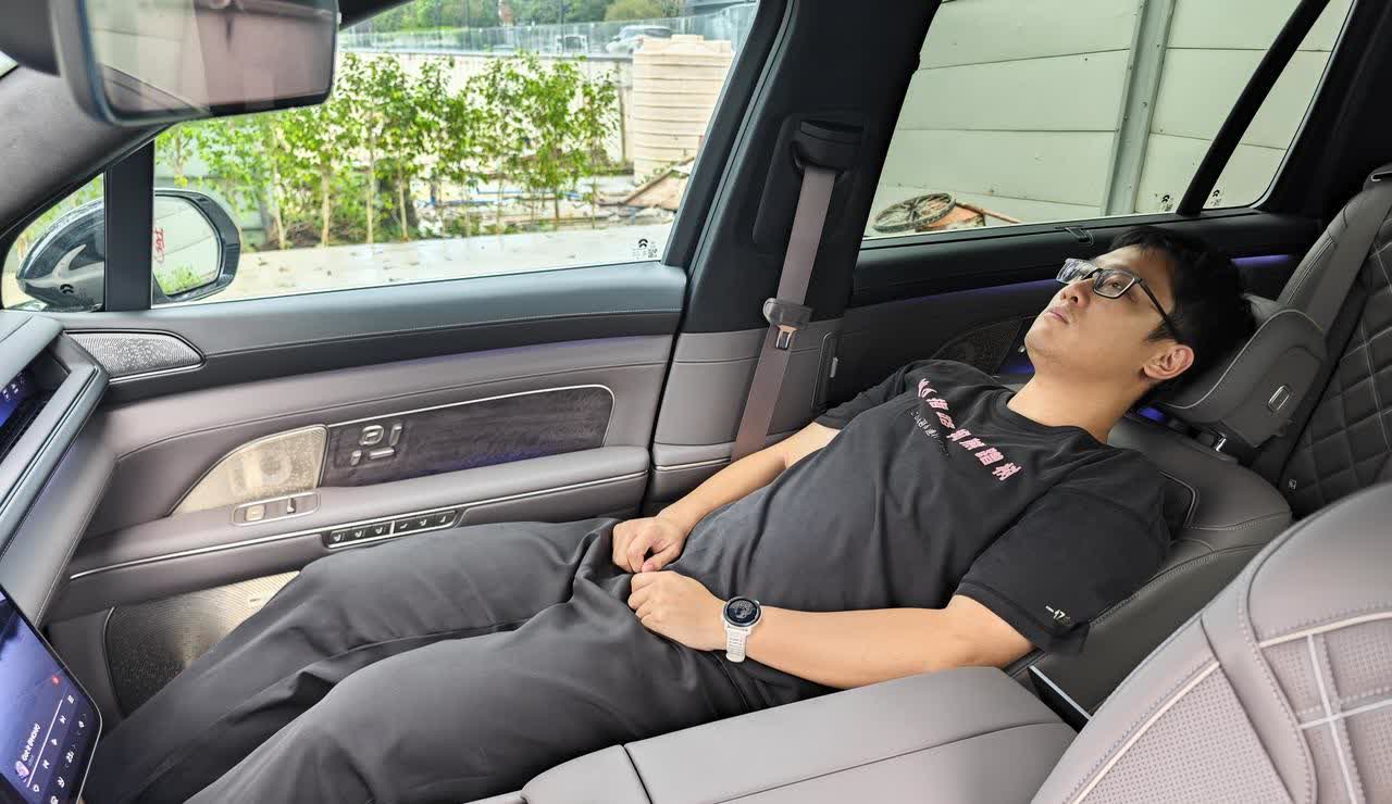继续聊聊新蔚来ES8，这次直接把三张零重力座椅搬上车真是豪气逼人，我们也提前体验
