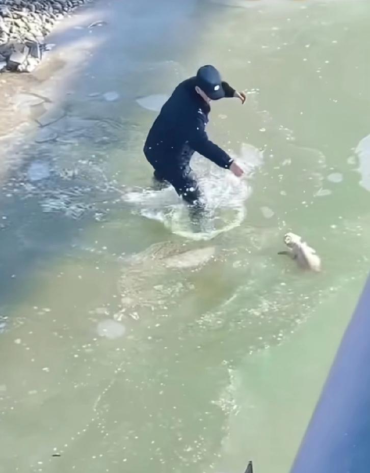 不是因为他是警察，是因为他本身就是个善良的人，一定是个好警察！人和人真的不一样