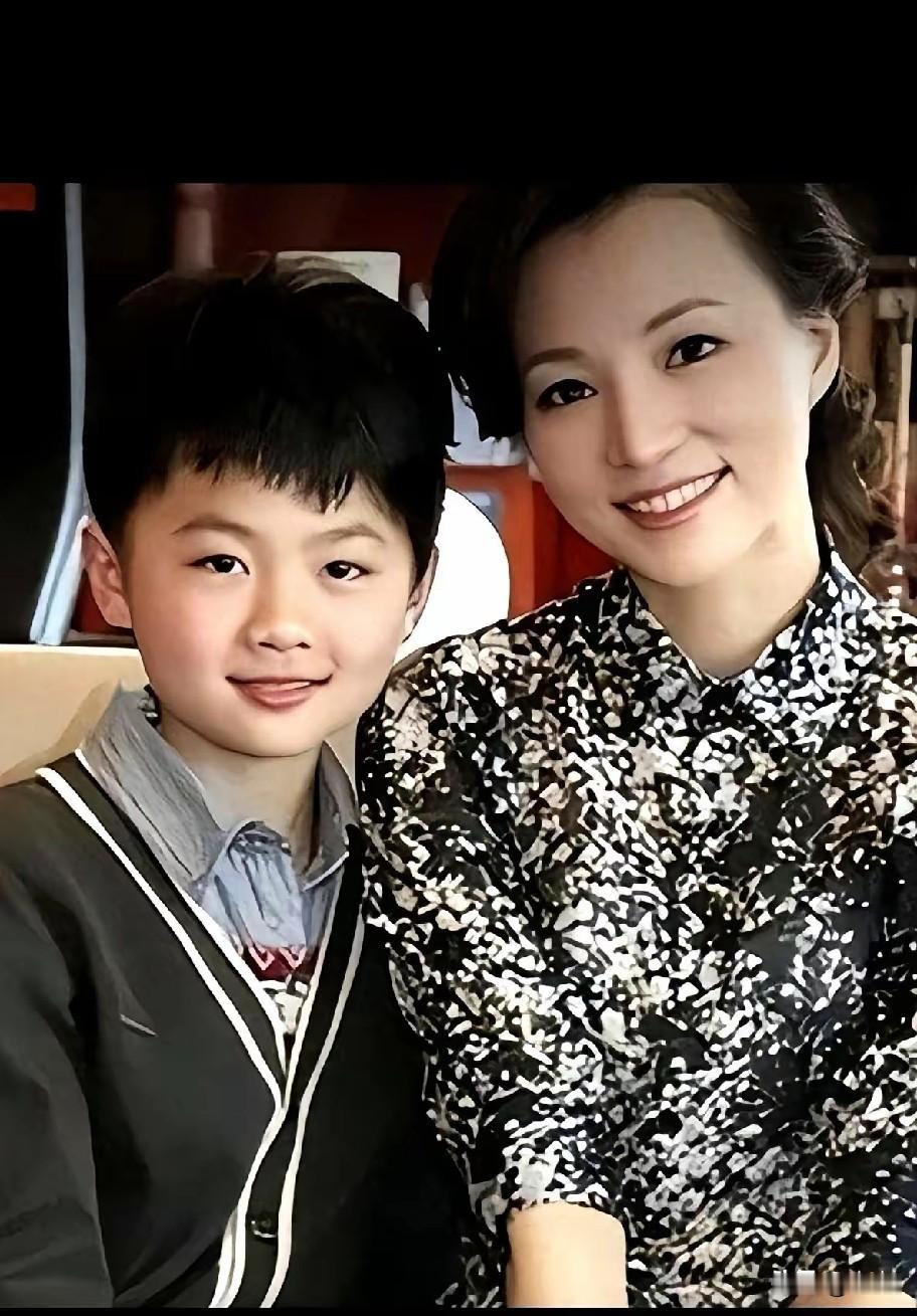 董卿儿子亮相之后，评论区瞬间热议不断。都说龙生龙凤生凤，放在母子二人身上格外贴