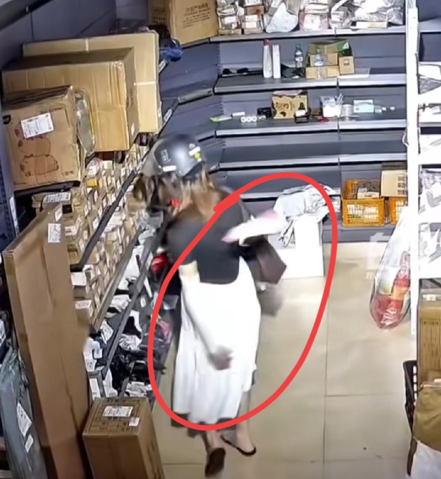 广东女子快递站乱丢快递还骂人！看见民警来后还倒打一耙，说包被女店主扯坏了！监控显