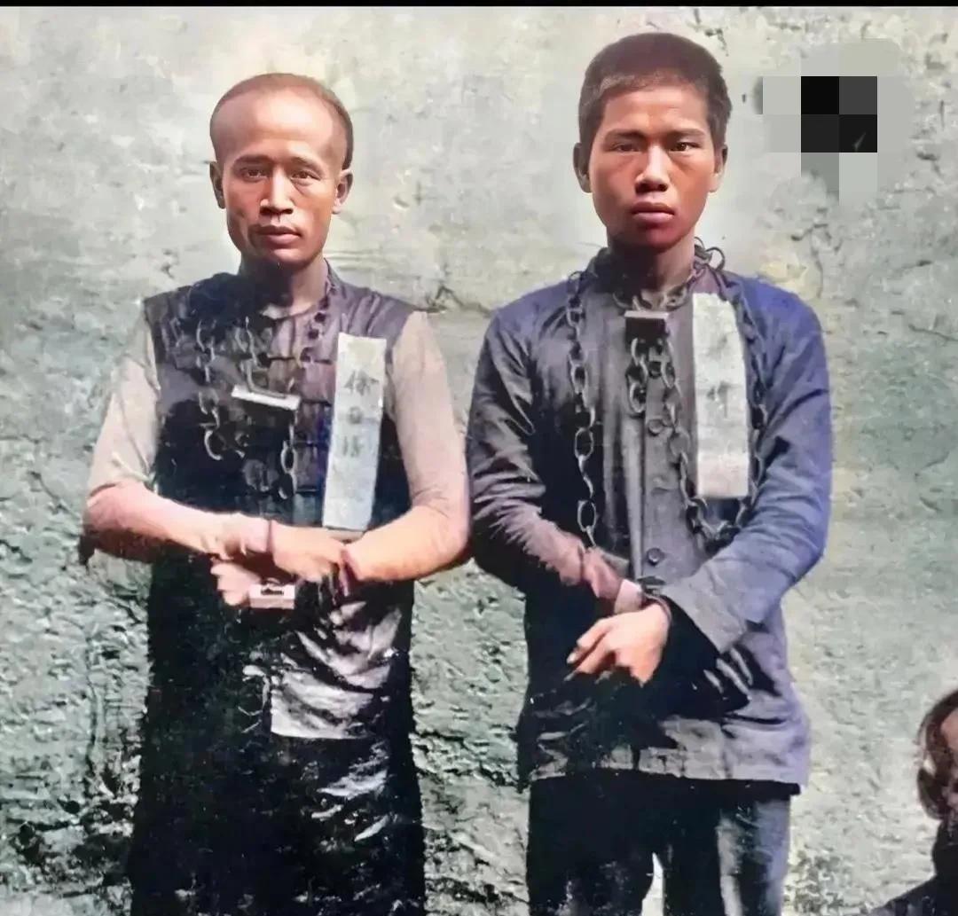 这是1911年黄花岗起义失败后，林觉民等志士不幸被捕，身上带着沉重镣铐，在刑场的