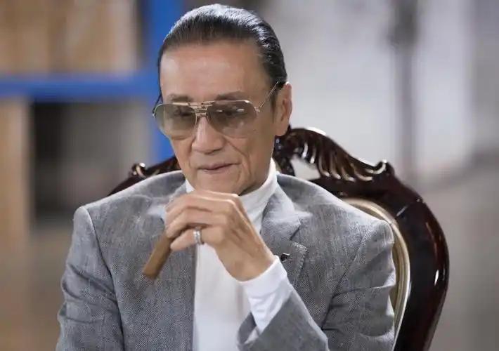知道谢贤有钱，但真没想到会这么有钱。 开千万级劳斯莱斯，住1000平豪华海景