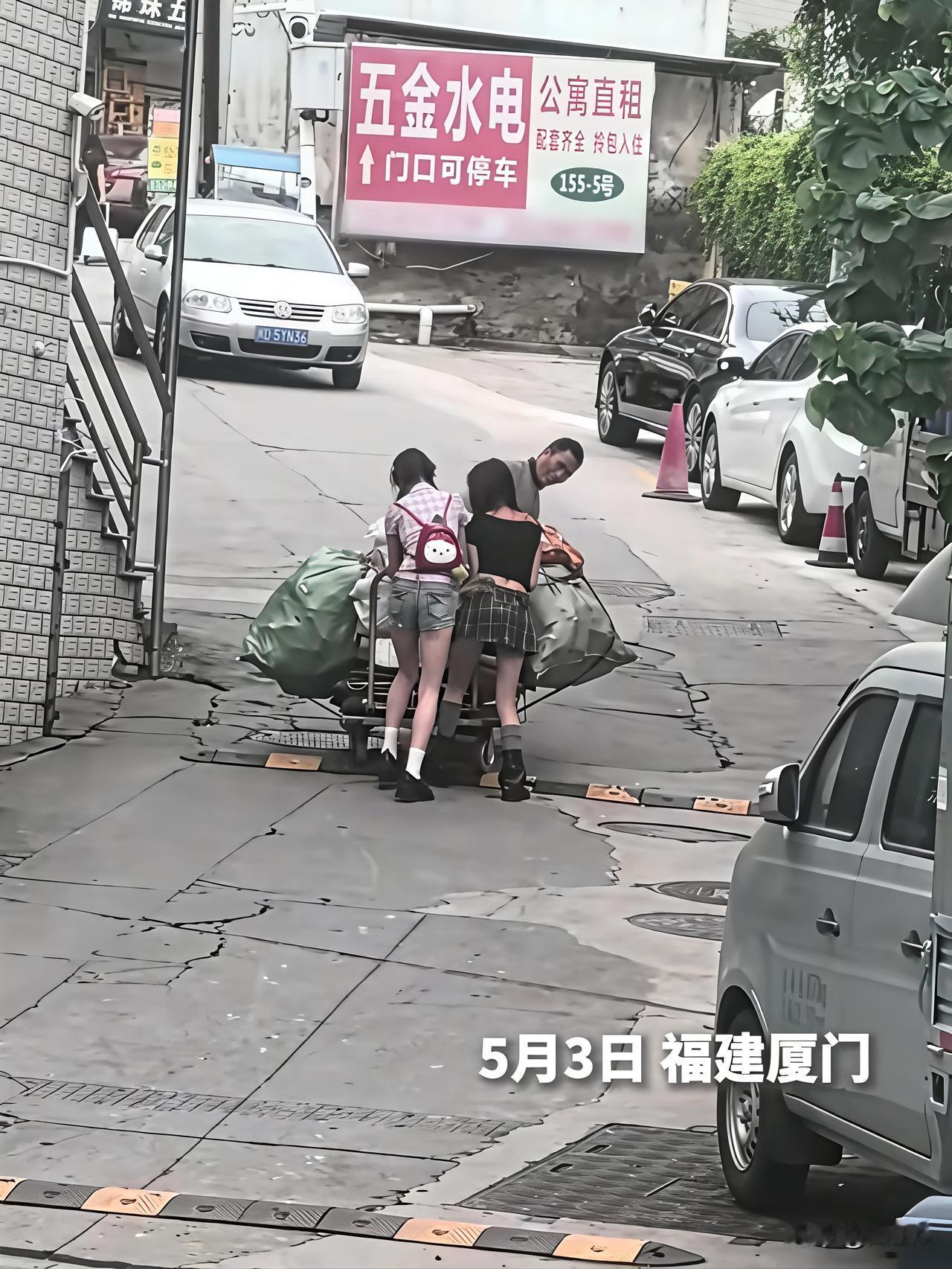 别不信，这俩女孩的一个动作，打脸了无数旁观者！5月3日福建厦门，一段路人拍