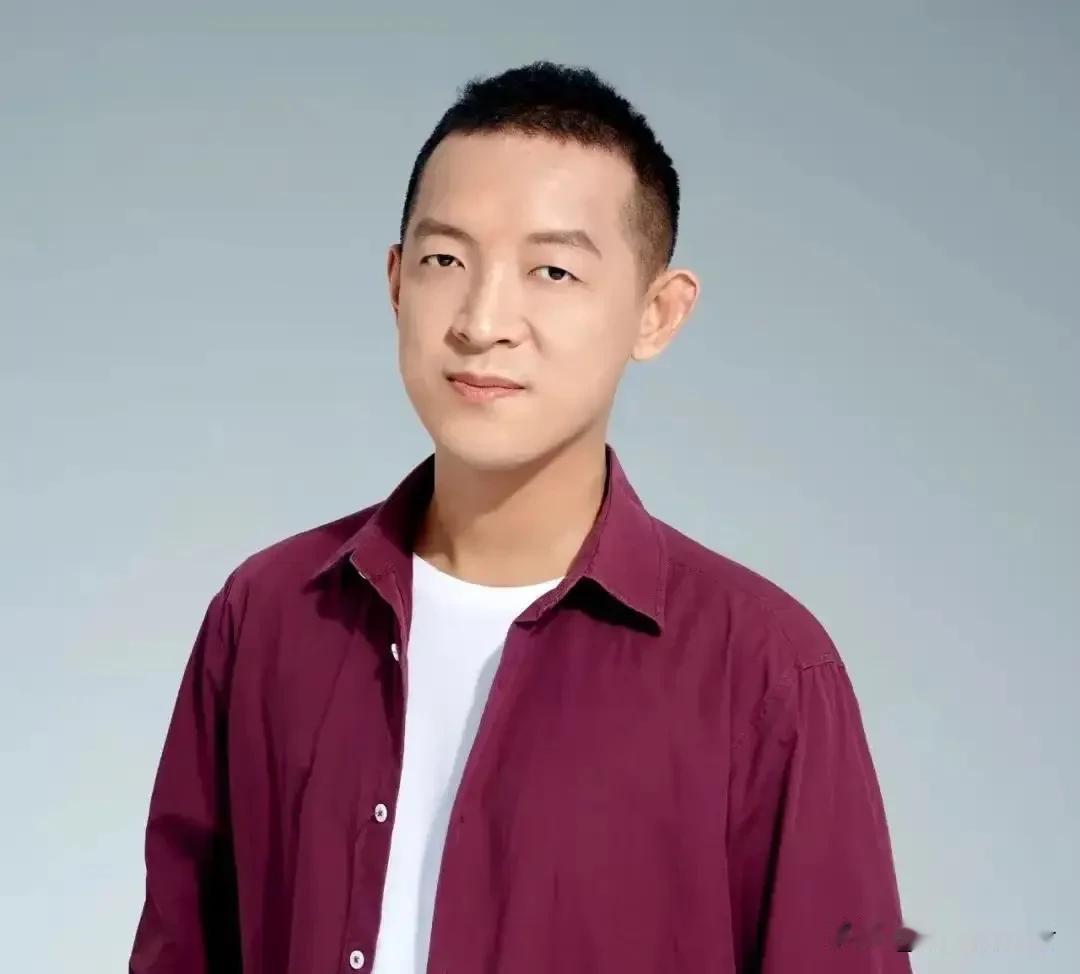 不查不知道一查才明白这位北大数学天才柳智宇，居然是个顶级学霸，18岁拿下