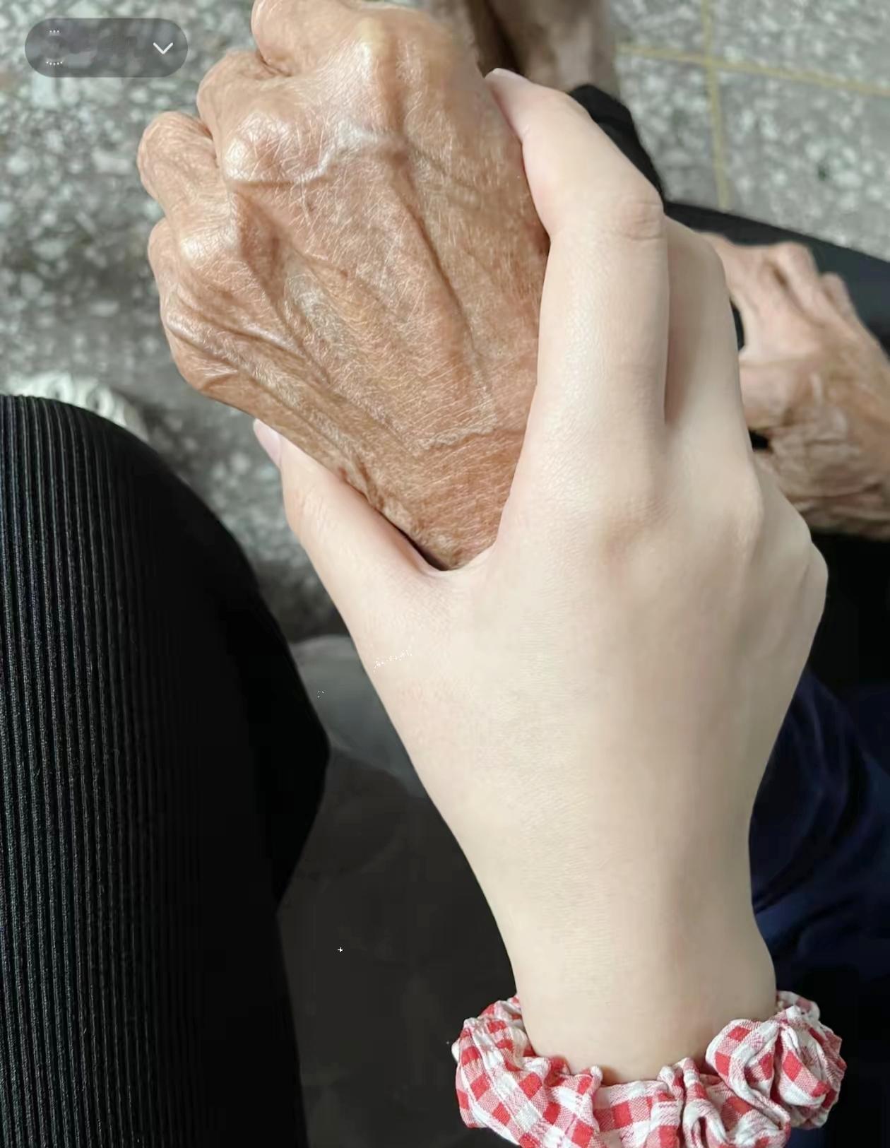 我娘家村一个老太太99岁，没病没痛的，早上吃完饭突然对家人说：“我躺床上睡一