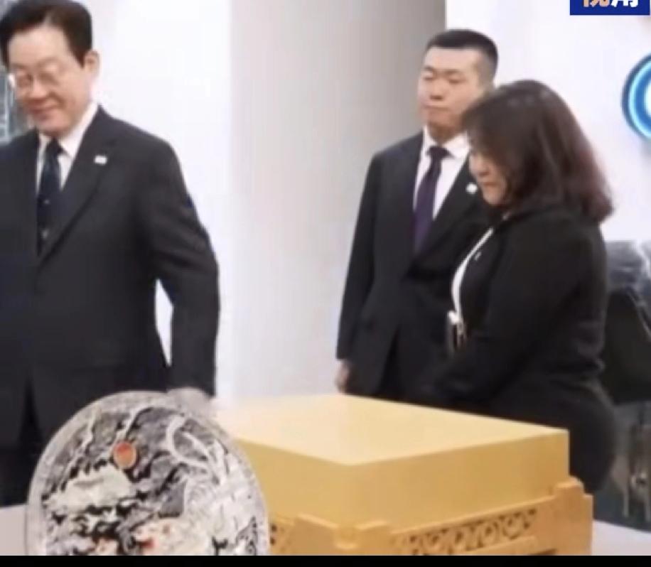 李在明被送礼文房四宝➕某米手机，这是打脸的节奏，韩国人经常偷窃东大的文化传承，从