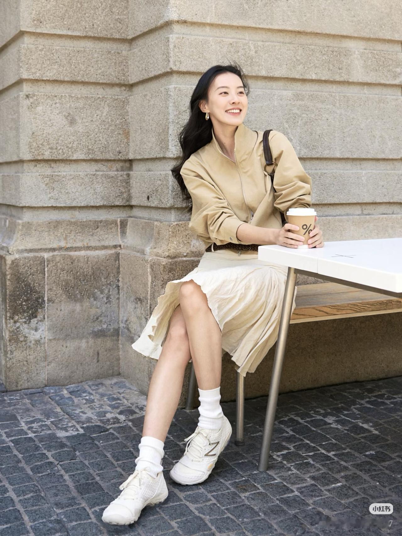 笑语盈盈，咖啡香里话春秋。