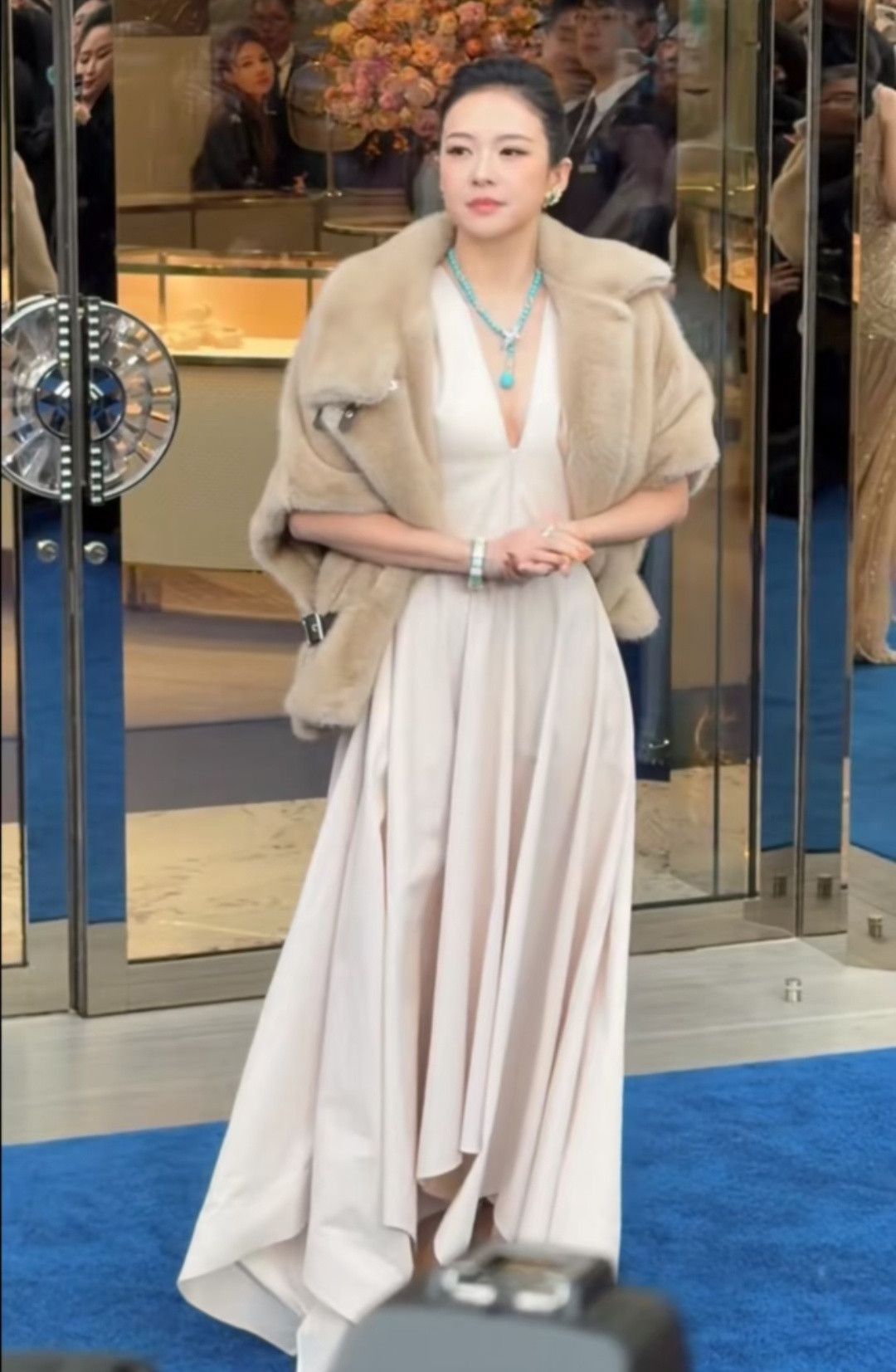 章子怡的脸这个皮草外套看着蛮好看的