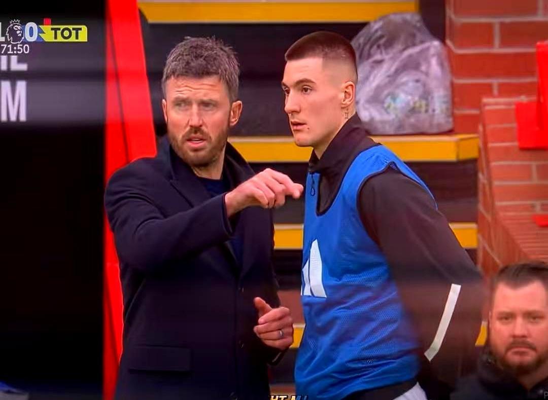 7000万新援当替补，半年轰8球不闹首发你花7000万签的前锋，连续3个月