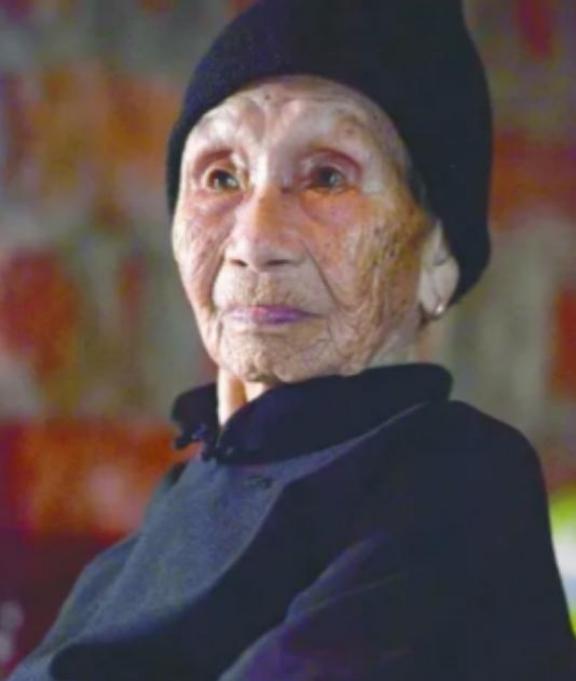 1941年，14岁的黄有良被10多个鬼子扒光衣服乱摸。她拼命反抗，惹得鬼子大怒，