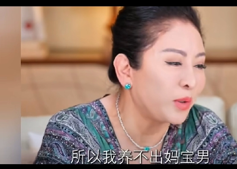 向太直言养不出“妈宝男”，向佐不是妈宝男，顶多算暖男，称向佐娶郭碧婷全凭自己第一眼喜欢，这不禁让人好