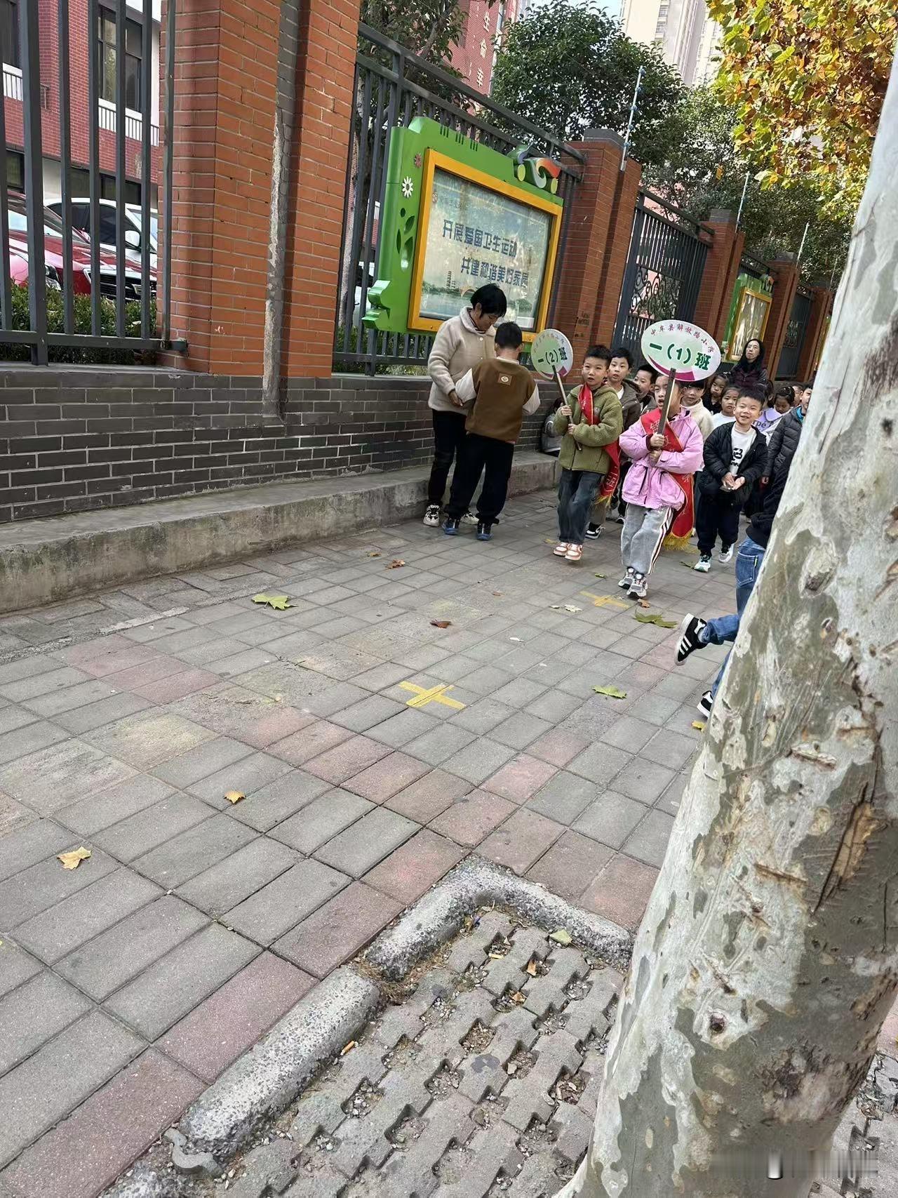 我一个外甥，今年还不到25岁。他在万邦搞水果蔬菜批发，一年能挣几十万。他与我