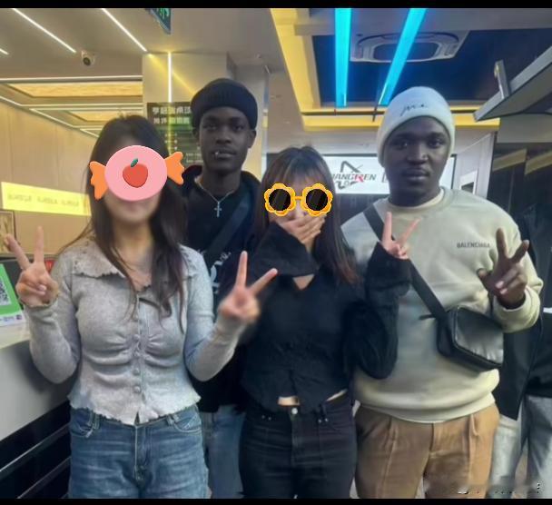 现在有些女孩的审美真是让人难以理解？难道和黑人在一起合影会感觉自己很光荣吗？