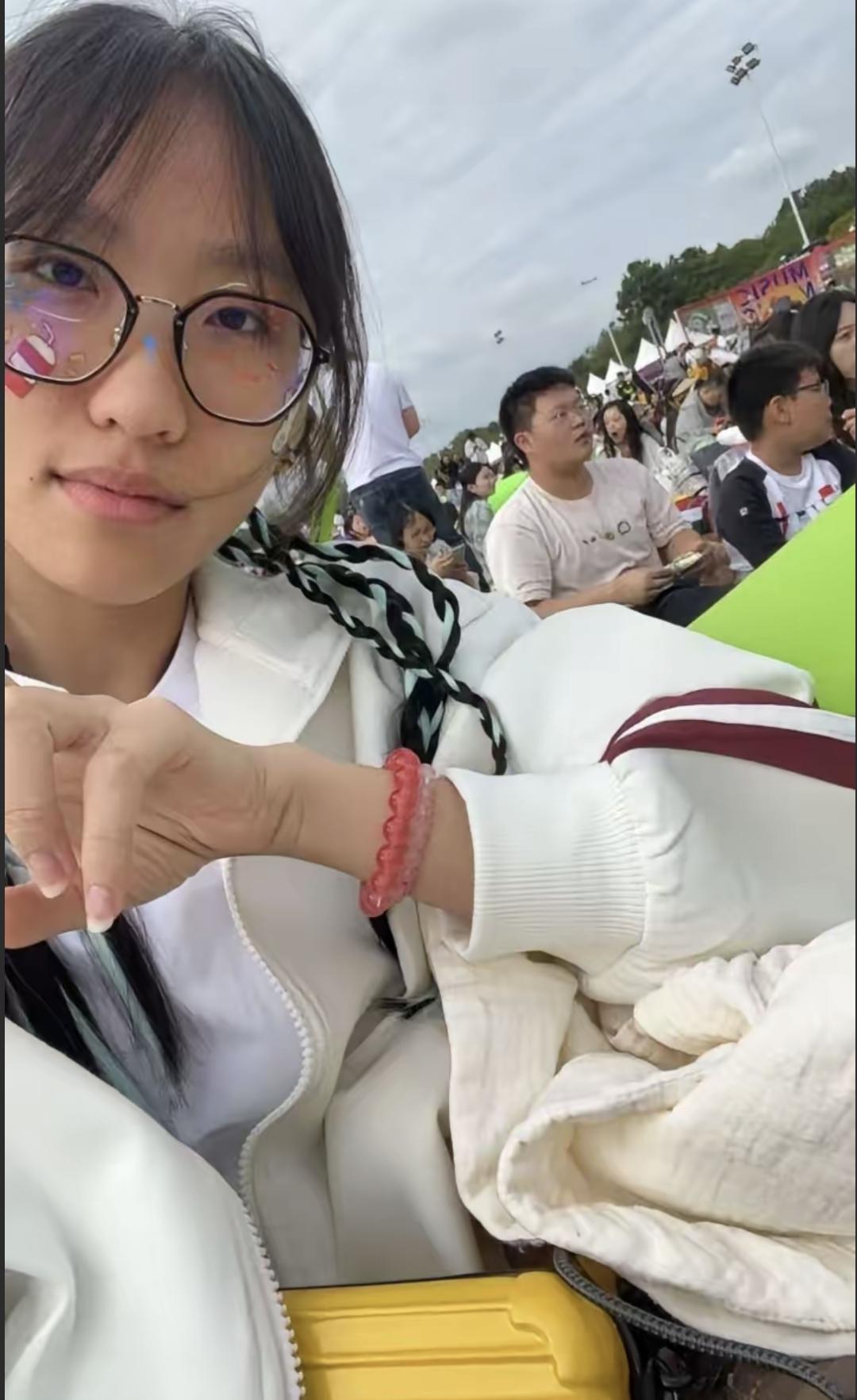 最近发现不少大学生把生活费分成好几块。比如吃饭钱单独算，其他的电话费、买衣服这些