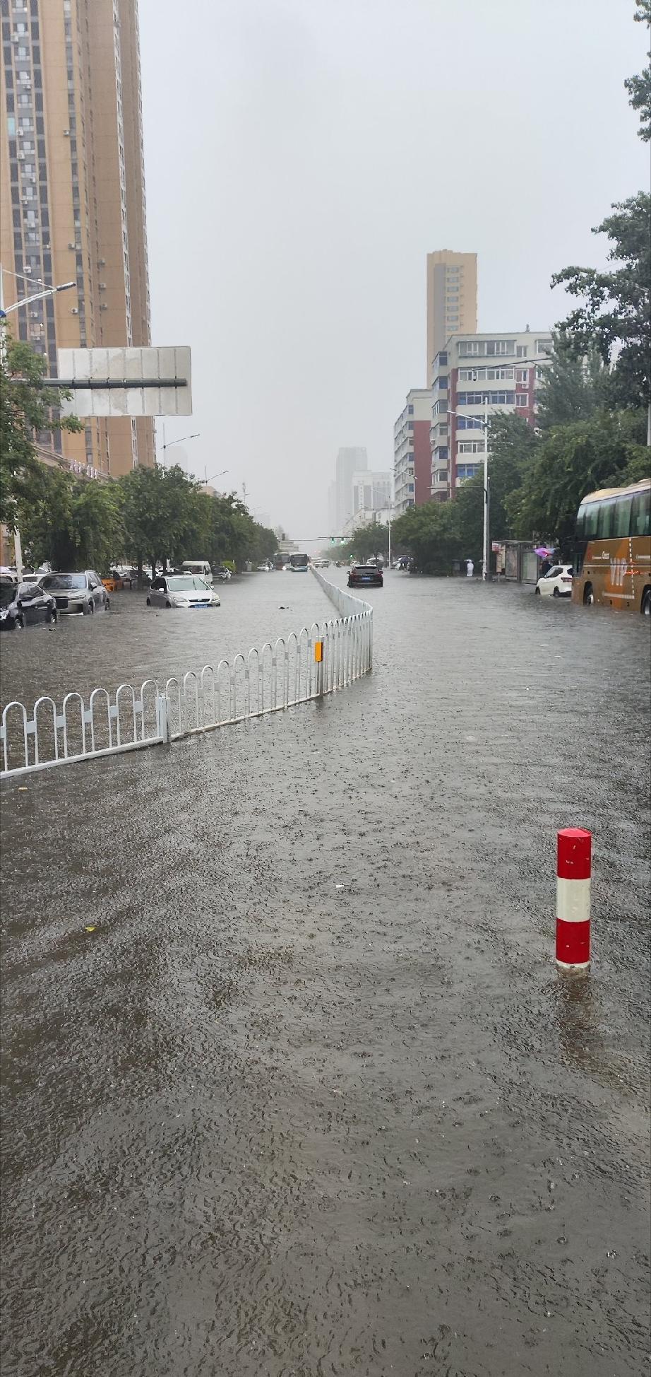 一觉醒来，沈阳那边直接暴雨红色预警了，主要是因为受到了台风巴威外围环流的影响。