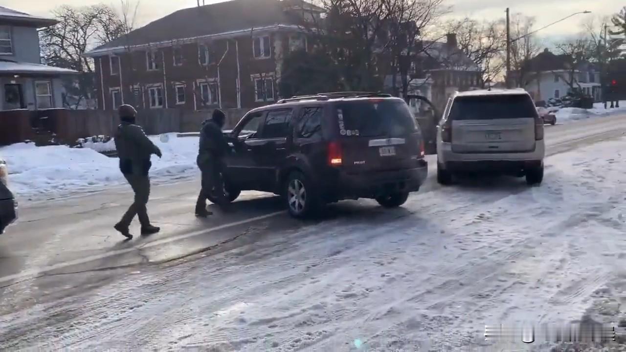 美国枪击血案引爆宪政危机！ICE执法击毙无辜公民，联邦与地方剑拔弩张202