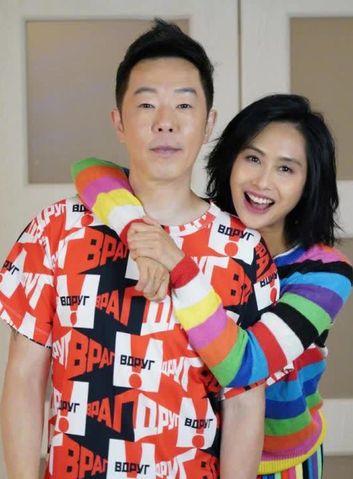黄贯中说，我小时候，我爸经常打我和我妈，还会拿刀追着我妈打，后来我妈离婚了，因为