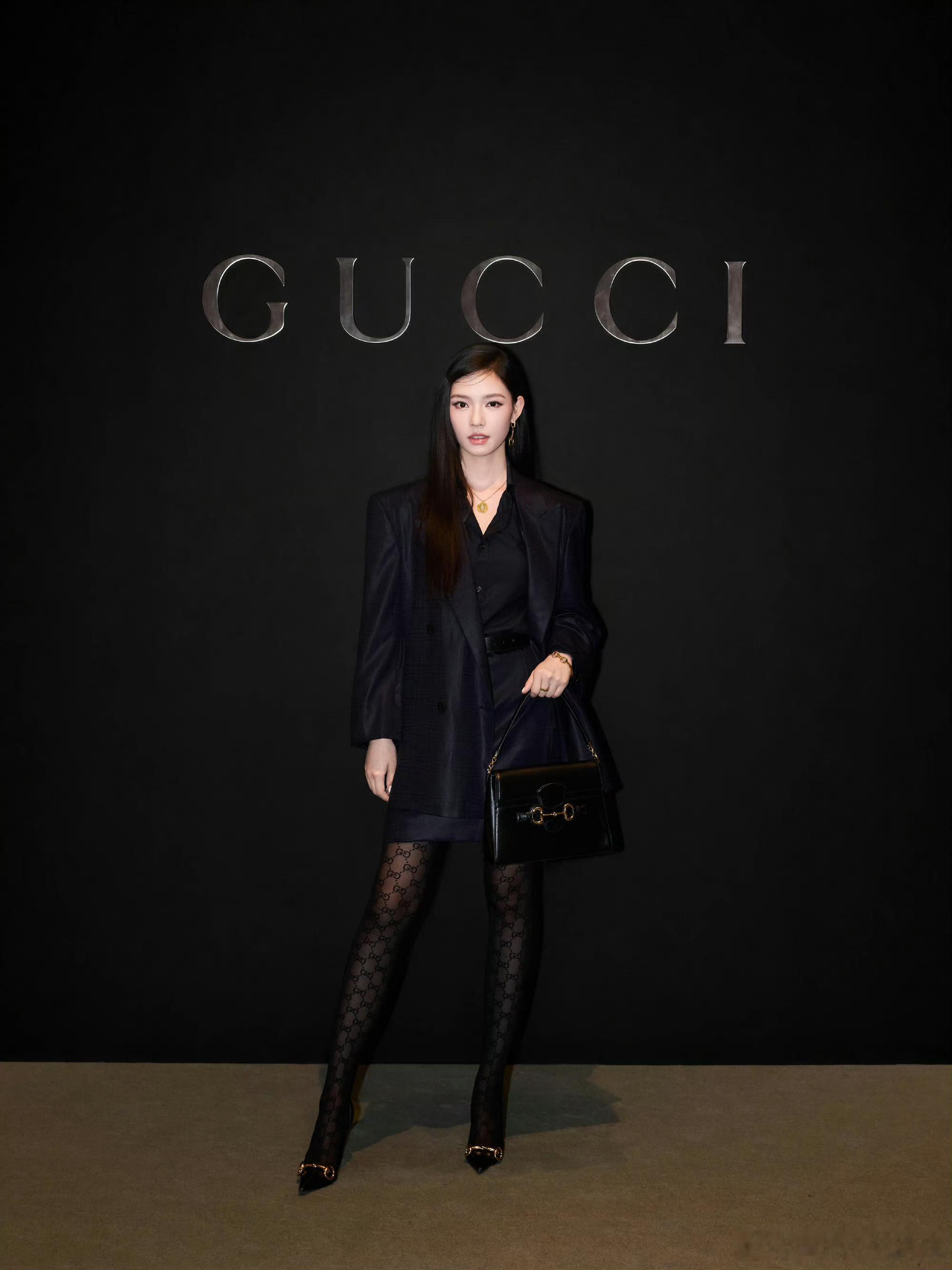 霞从雕去gucci，鲶鱼系硬照表现依旧无敌！​​​