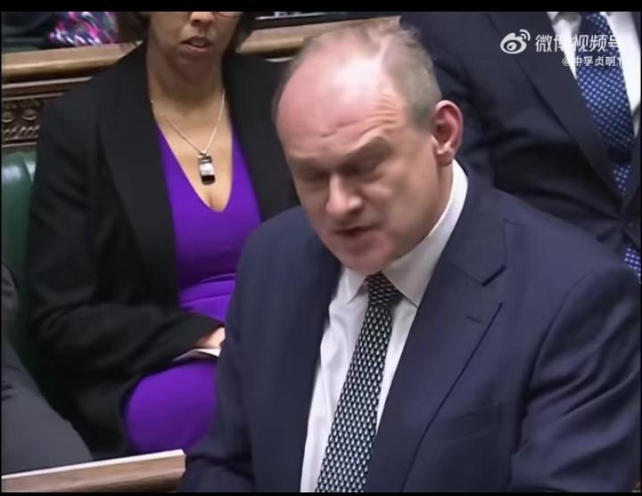 英国议员埃德·戴维抨击川普，称他为“美国有史以来最腐败的总统”和“国际黑帮分子”