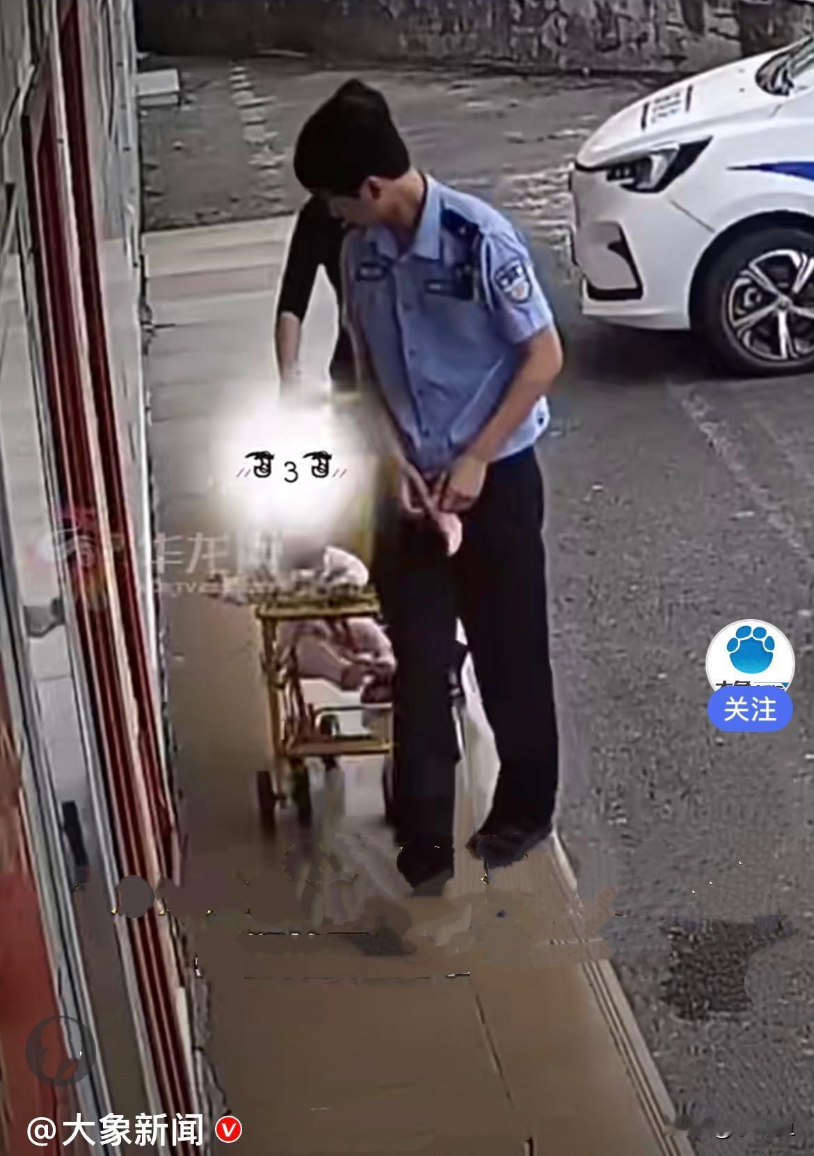 近日，重庆綦江路人等车的时候，发现站台边上孤零零停着一辆婴儿车，里面坐着一个小宝