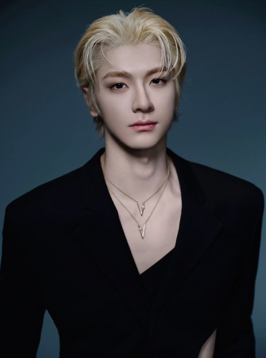 林一别试探了有市场简单的黑色被他穿出了百种味道，高级感渗透在每个细节里，试探人