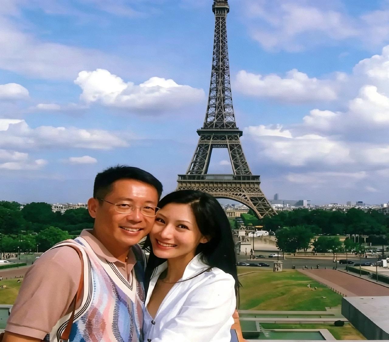 翻到李嘉欣和许晋亨早年在巴黎的旧照，两人在铁塔前抱在一起，笑得太灿烂了。那会儿正