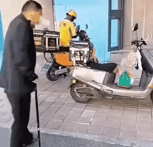 缺德男子，拄着拐杖去偷外卖，当他去拿别人的外卖时，被另一个外卖员发现，另一个外