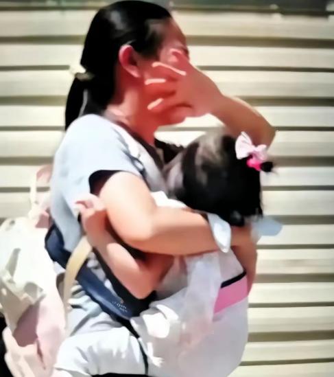 泪目！南宁火车站东广场，一个远嫁女子离婚后抱着一个孩子、背着一个孩子，手里拎着塑